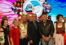 Фестиваль «Begeisterung»: презентация немецкой культуры и языка в регионе Посол Германии в Казахстане Рольф Мафаэль с дипломантами фестиваля. | Фото предоставлено Немецким культурным центром г.Костаная.