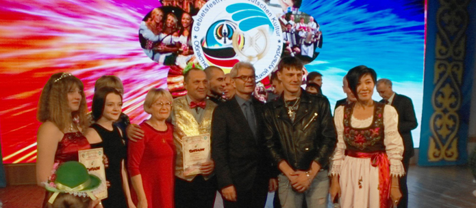 Посол Германии в Казахстане Рольф Мафаэль с дипломантами фестиваля. | Фото предоставлено Немецким культурным центром г.Костаная.