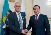 Исторически значимая дата В преддверии Дня Независимости РК Ералы Тугжанов вручила Александру Дедереру юбилейную медаль. | Фото: Вероника Лихобабина | DAZ