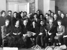 Основание газеты «Freundschaft» Первый состав редакции газеты „Freundschaft“, г. Целиноград, 1965 г. Фотограф Давид Нойвирт (справа) забыл перекрутить плёнку. Фото напечатано в декабре 1966, позднее обработано на компьютере. | Фото: Давид Нойвирт