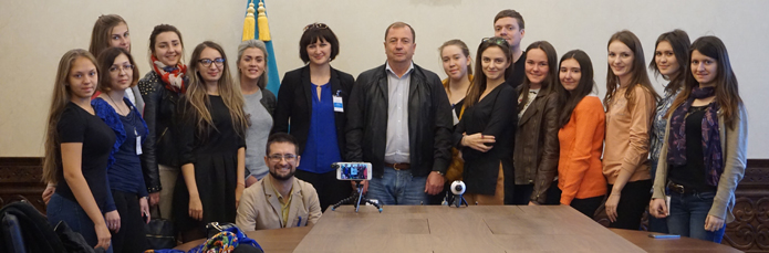 Активисты клубов немецкой молодежи Казахстана с визитом в агрофирму «Родина». | Фото: Вероника Лихобабина | DAZ