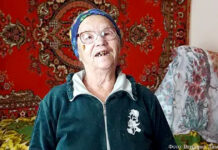 В привычной домашней обстановке Нина Саблина