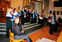 Разноцветье немецкой «Радуги» Хор «Радуга»: Алла Варкентин, Ирина Ираус, Эрика Миних, Мария Николайсен, Мария Массон, Лариса Лёвен, Марина Борисов, Татьяна Ивакин, Марьяна Кирш, Екатерина Кравченко, Ольга Экштейн. Гитара: Марьян Ренц, аккордеон: Александр Хоххальтер. Руководитель хора: Светлана Байтингер.