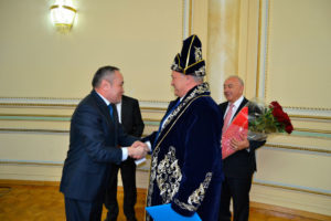 Участники поздравили видного научного и общественного деятеля Князя Мирзоева с юбилеем.