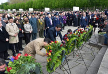 Память о Вашем подвиге в наших сердцах Посол Казахстана в Германии Болат Нусупов принял участие в традиционной церемонии возложения венков