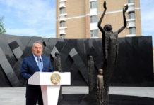 «Память во имя будущего» Глава государства на церемонии открытия скульптурной композиции памятника «Ашаршылық құрбандарына ескерткіш». Монумент состоит из двух частей. Доминирующая часть – образ женщины-матери. Силой воли желанием и мольбами она как бы взлетает над поверхностью земли. С отчаянием и надеждой обращается к небесам о помощи в сохранении и продолжении рода. Также в основной оси композиции фигур матери и ребенка расположено каменное изваяние, издревле устанавливаемые на захоронениях казахов. Этим подчеркивается связь ушедших в мир иной и оставшихся в живых. Фон скульптурной композиции – «Стена скорби».