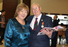 «100 новых лиц Казахстана» Зейнекуль Сейсенова и Лео Шик, член АНК, инициатор открытия Дома дружбы в Усть-Каменогорске, многие годы проработавший заведующим Секретариатом АНК ВКО.