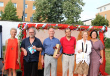 «Равнодушие неприемлемо…» Виктор Гергенредер (в центре) с друзьями и соратниками: (слева направо) Альбина Нацаренус-Феттер, советник Франкфуртского городского совета по вопросам образования, семьи и детей, Райнер Хирт, профессор Йенского университета, Мирлан Наматов, профессор Мадридского университета, Антонина Аксёнова, актриса и дочь писательницы Евгении Гинзбург, сестра Василия Аксёнова, и Наталья Вагнер, руководитель образовательно-интеграционного клуба молодёжи немцев из России.