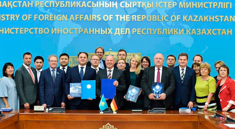 Участники XV юбилейного заседания Межправительственной комиссии по вопросам этнических немцев, проживающих в Казахстане.