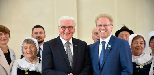 Федеральный президент Германии Франк-Вальтер Штайнмайер и Альберт Рау, депутат Мажилиса Парламента РК, на встрече с представителями немецкого этноса.