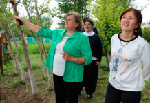 Второй международный женский форум Татьяна Немцан из Центра зеленых технологий в селе Арнасай встречает участников семинара по использованию зеленых технологий. Арнасай, 13 апреля 2017 г.
