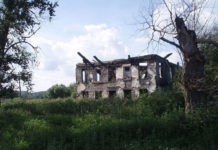 Роберт Ридель: Фотографии с историей Сгоревшее здание деревянной архитектуры, бывшее служебное здание Кленовского детского дома, «господский дом». 2009.