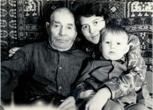 Валентина с отцом и сыном Сергеем.
