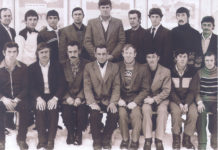 Железная ось жизни Эдуарда Шуллера Совхозная бригада. Э.Ф. Шулеер в центре в верхнем ряду.