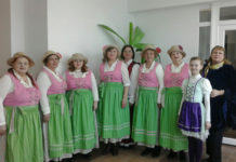 Ирина Кёниг: «Важно трепетно относиться к семейным ценностям» С вокальной группой Клуба сеньоров «Эдель».