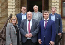 Инициативы развития аграрного сектора Члены делегации и руководство Немецкого дома г.Костаная: верхний ряд, справа налево – Ларс Бракхаге, Яков Нусс, Вальтер Гаукс; нижний: Елена Шик, Хайнрих Цертик, Сергей Блок.