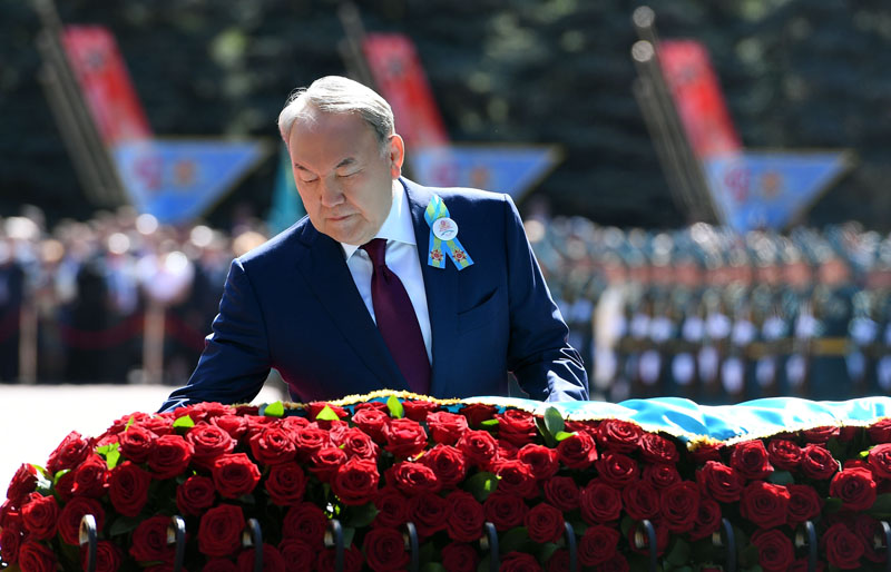 Глава государства принял участие в церемонии возложения цветов к Мемориалу Славы в Парке имени 28 гвардейцев-панфиловцев.