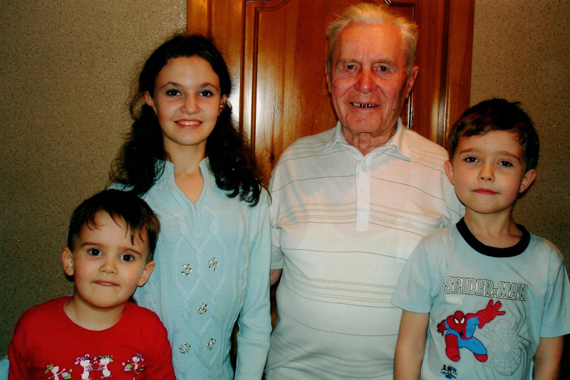 Иван Иванович с правнуками.