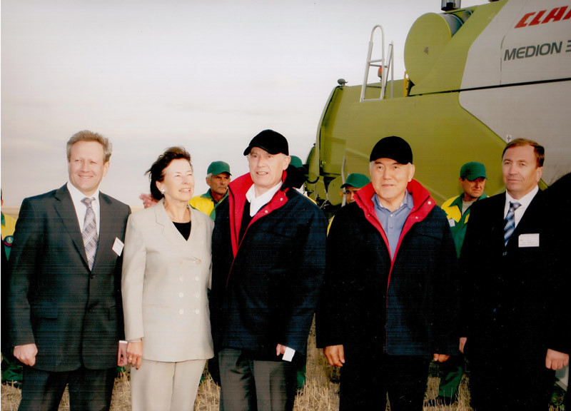 Справа налево: Иван Сауэр, Президент РК Нурсултан Назарбаев, Президент ФРГ Хорст Кёлер с супругой, аким Акмолинской области Альберт Рау (2008 г.).