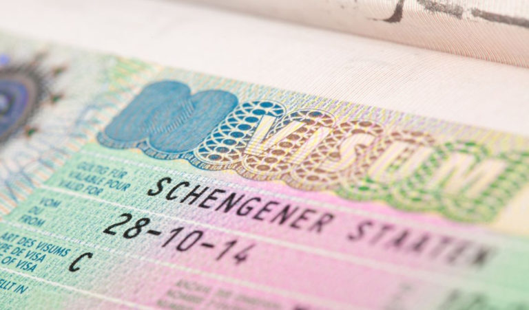 Трехлетние визы в Германию стали более доступными для немцев РК