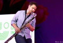 Под звуки джаза