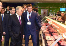 Лидер пищевой промышленности Первый Президент Казахстана – Елбасы Нурсултан Назарбаев и Вячеслав Руф во время посещения гипермаркета Greenwich ТОО «Рубиком» (2016 г.).