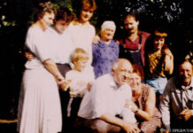 Разлука на целых сорок пять лет Бабушка в окружении своих внуков