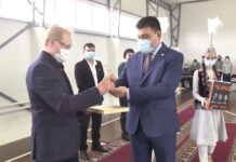 Семья Рау подарила спортзал родной школе Сегодня семья Рау подарила родной валерьяновской школе, где учился депутат, спортзал.