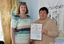 С немецким – в село Директор Железенской школы Наталья Парахина (справа) и председатель общества немцев г. Петропавловск Римма Лотц.