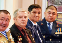 Опаленный Кандагаром Давыд Шнайдер (второй слева) на встрече с сослуживцами