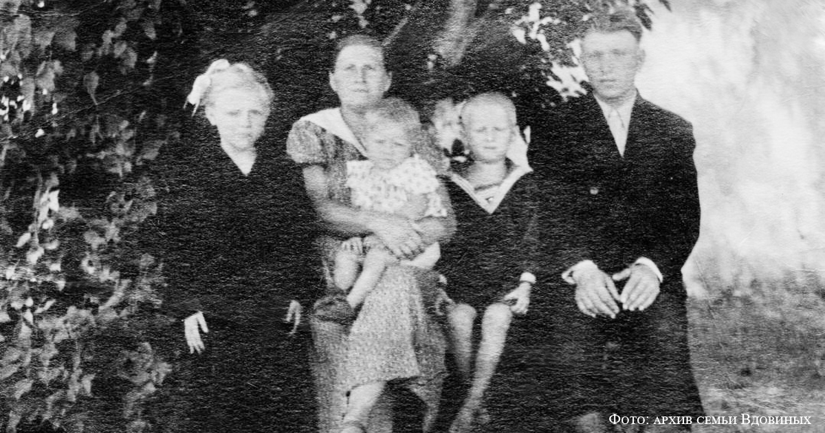 Анна и Максим с детьми. 1960, Шаракуль, Костанайская область. 