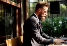 Уходящая натура. Незнакомец в пиджаке и при галстуке