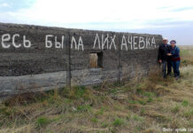 Обычная история Часть единственно уцелевшего строения в деревне Лихачевка. Николай Иванович Киколенко с дочерью