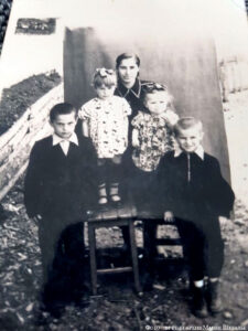 Мария Яковлевна с детьми в Новоалексеевке. Мальчики – Виктор и Петр, девочки – Лидия и Татьяна.
