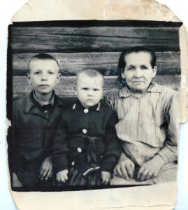 Слева направо: дядя Владимир, Лидия и её бабушка по отцу Мария. 1955-1956 гг. Юрга, Сибирь.