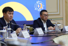 На повестке дня – консолидация СМИ Слева направо: Мухтар Кулжан (секретариат АНК), Канат Искаков (вице-министр культуры и информации РК)