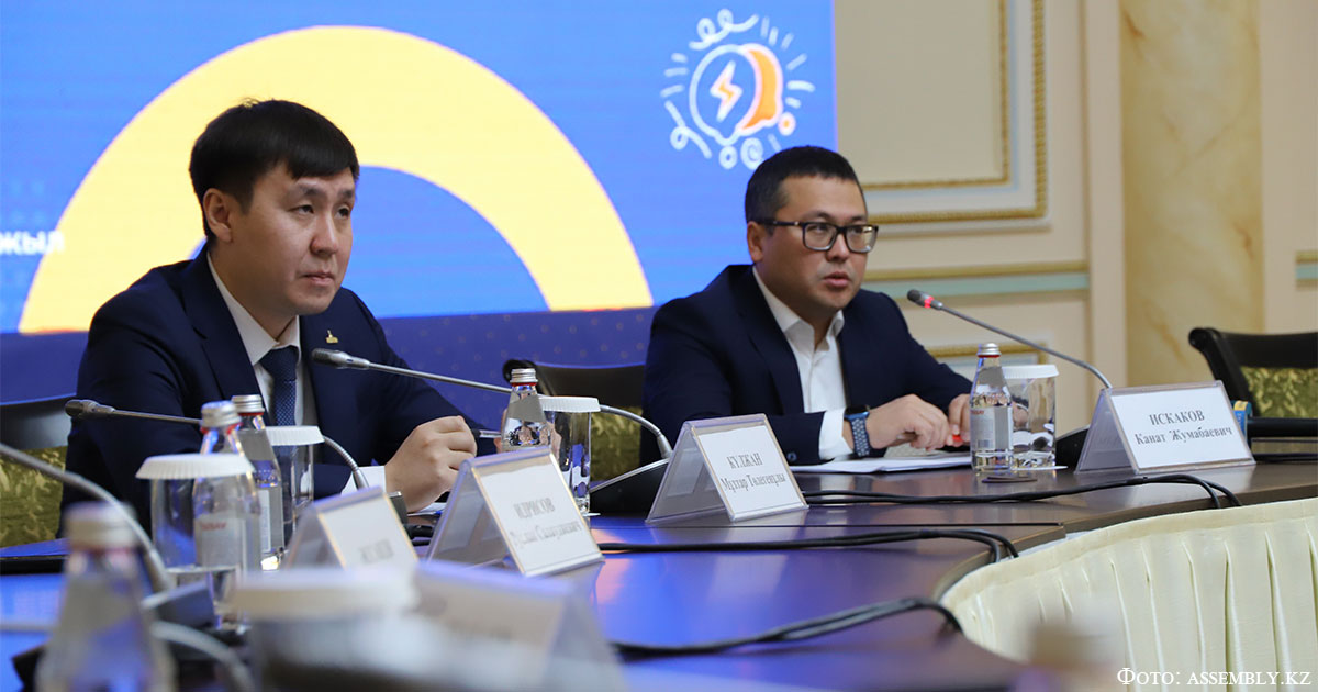 Слева направо: Мухтар Кулжан (секретариат АНК), Канат Искаков (вице-министр культуры и информации РК)