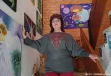 С именем Лена, и жизнь, как река… Елена Кемлер, 2021. Мешеде. Часть галереи картин автора на лестничной площадке в доме.