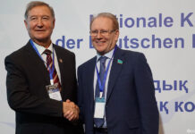 Альберт Рау: «Давайте смотреть вперед» Альберт Рау с ветераном движения Александром Шефером. Астана, 2021 г.