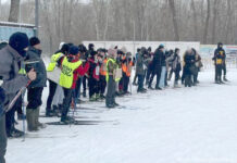 Стою на снегу я, в лыжи обутый