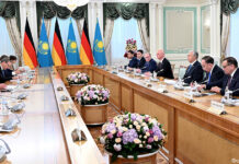 Президент Казахстана провел переговоры с Федеральным канцлером Германии Олафом Шольцем в расширенном составе