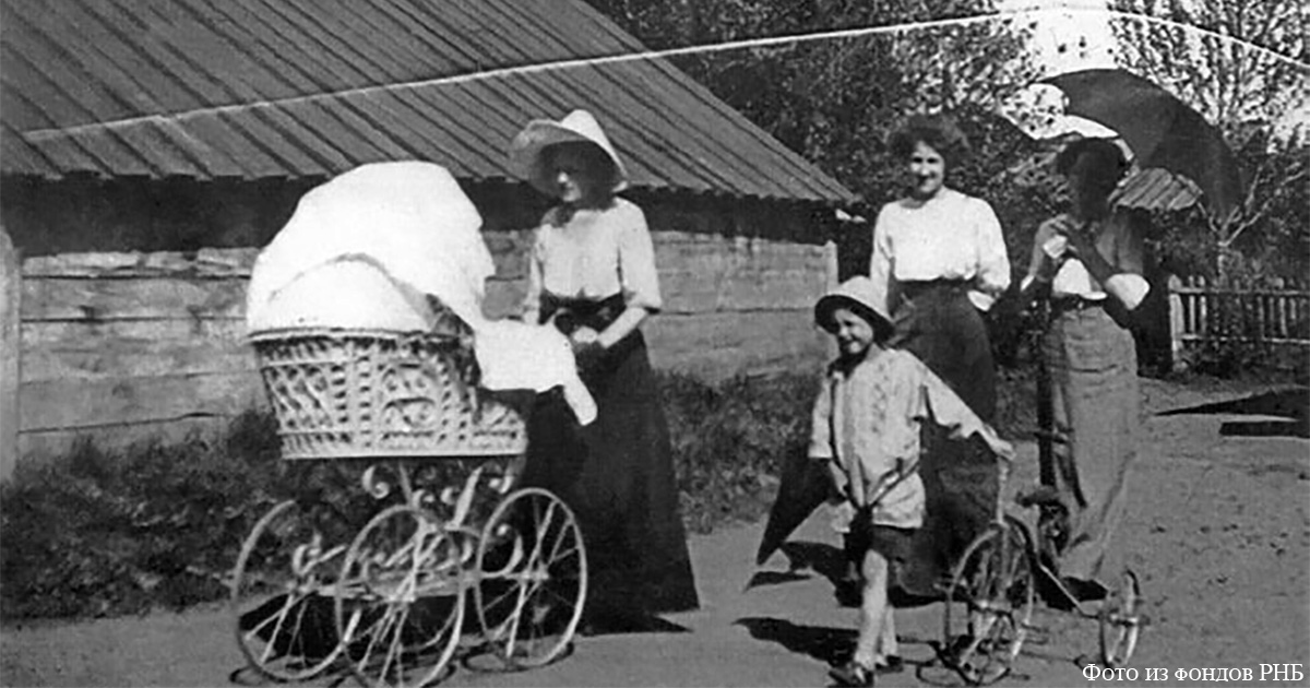 Дачники в Стрельне. 1910-е годы Стрельна и ее окрестности была одним из наиболее популярных дачных мест под Петербургом. В 1880-е годы численность населения Стрельны в сезон доходила до 5 тысяч человек. Колонисты сдавали отдыхающим «переднюю» часть дома, сами размещались в «задней» части. Дачный сезон начинался с середины мая и заканчивался в конце августа.