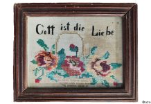 «Бабушка объясняла смысл этих картин и учила молиться» Над лукошком с розами цитата из Евангелия: Gott ist die Liebe (Бог есть любовь, 1 Ин., 4:8). Хлопчатобумажная ткань, нити мулине, ручная вышивка крестом, 36,5× 29 см. 1950-е гг.
