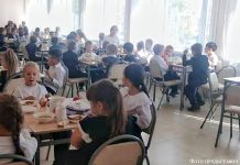 Чем кормят школьников и кто несет ответственность за их здоровье?