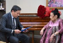 Глава государства поздравил Бибигуль Тулегенову с 95-летием