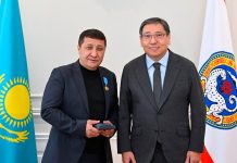 По поручению Главы государства аким Алматы наградил героя, спасшего сотрудницу аэропорта