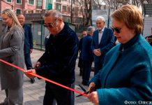 Сергей Терещенко: «Я мечтаю, чтобы наши пчеловоды на работу ходили в галстуках» Дочери Елена и Нина Терещенко, Ахметжан Шардинов, почетный председатель Совета аксакалов г. Алматы на церемонии открытия Центра.