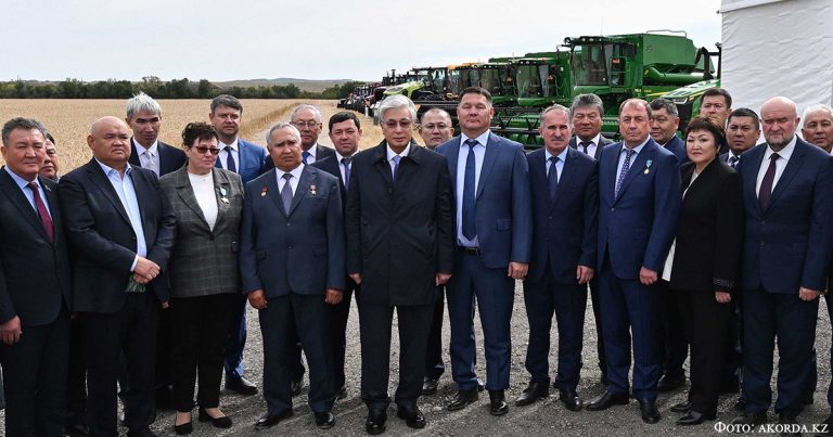 Глава государства ознакомился с ходом уборочной кампании в Акмолинской области