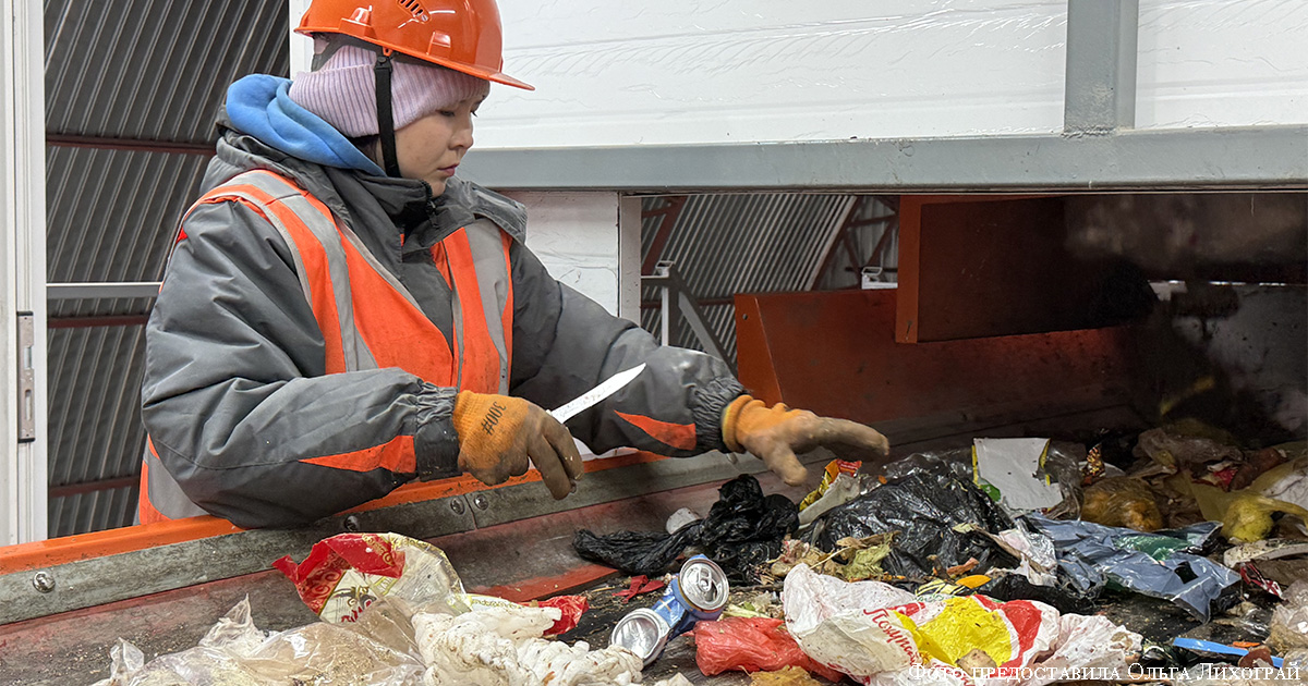 На первом этапе сортировки главная задача - вскрыть мусорные пакеты и отделить пластик, жесть и другое