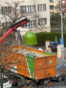 Этот мусоровоз в Праге забирает только зеленые контейнеры